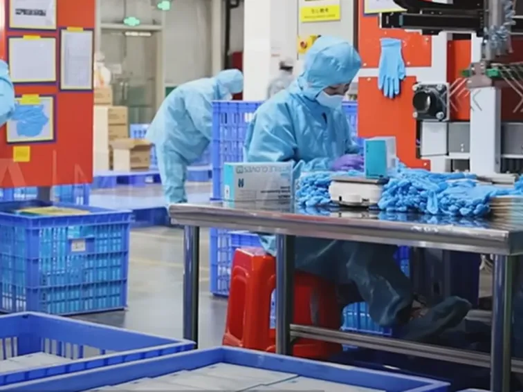 Medical Gloves Inspection and Packing