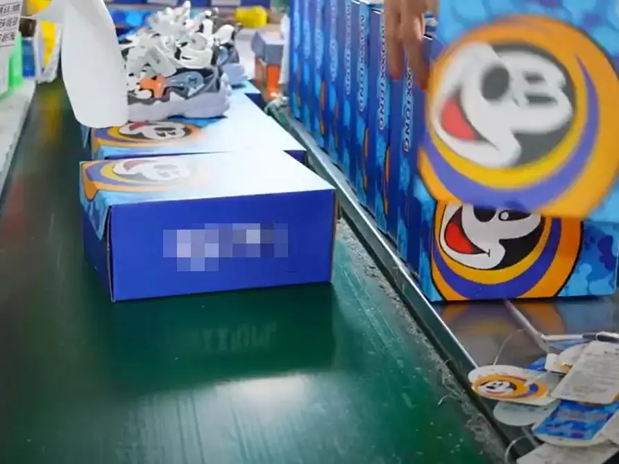 Sports Shoes Final Inspection Packing