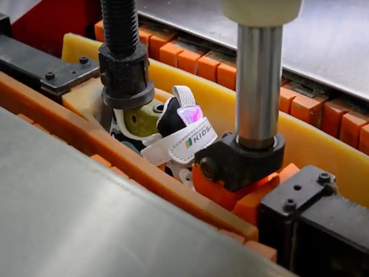 Sports Shoes Pressing Curing